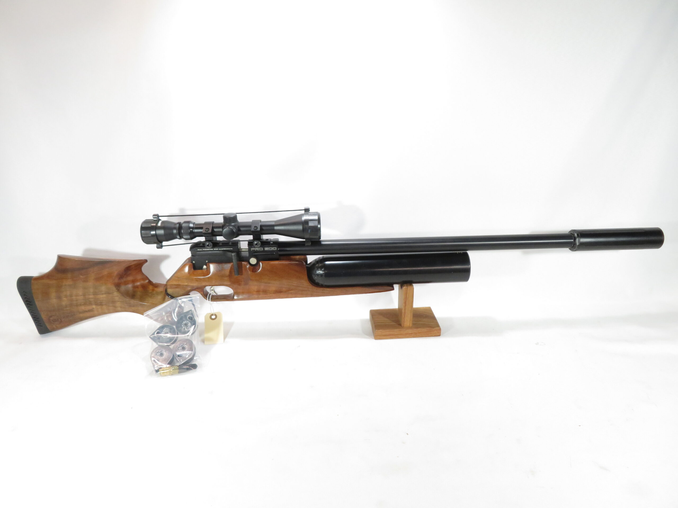 Kral Puncher Pro 500 .25 caliber Walnut Stock + 4 mags and 3-9x40 Scope SKU 214026.2